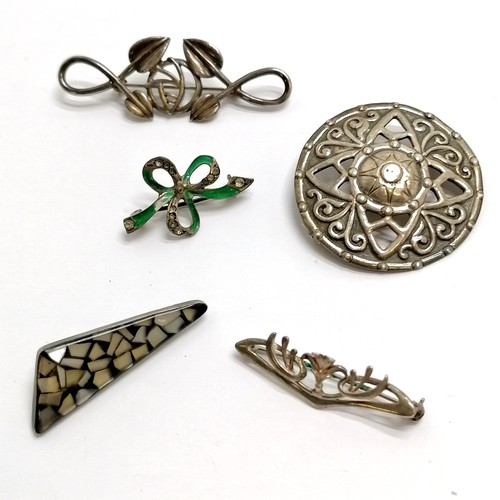 566 - 5 x silver brooches inc 1950's Iona Celtic Arts Industries cross (3.8cm diameter), Carrick Jewellery... 