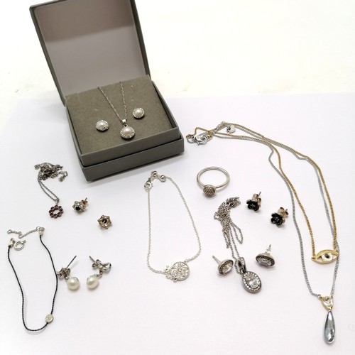 570 - Qty of silver jewellery inc Pandora bracelet + pendant (on chain) + earrings, etc - total weight 23g... 