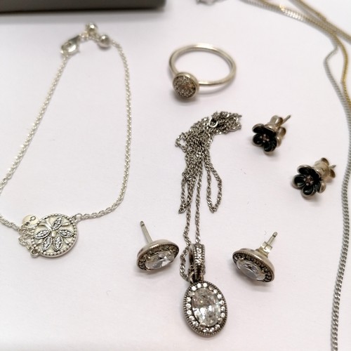 570 - Qty of silver jewellery inc Pandora bracelet + pendant (on chain) + earrings, etc - total weight 23g... 