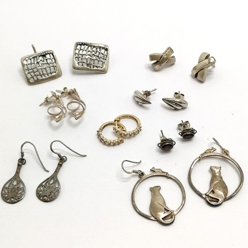 571 - 8 x pairs of silver earrings inc novelty cat / mouse earrings (4cm drop), silver gilt half hoop etc ... 