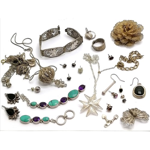 572 - Qty of filigree jewellery t/w tangled / broken qty of necklaces etc (some silver) - total weight (lo... 