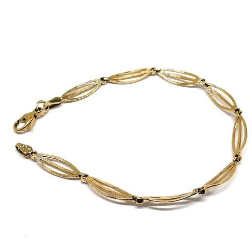 573 - 9ct hallmarked gold fancy link bracelet - 18cm & 4g