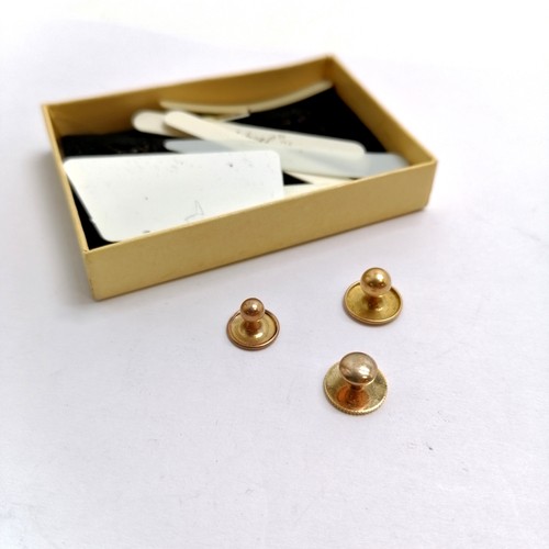 576 - 3 x odd studs (1 x 0.9g 18ct, 1 x 0.5g 9ct & the other is gilt metal)