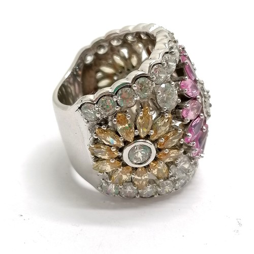 588 - Silver multi stone set flowers ring - approx size O & 19g total weight