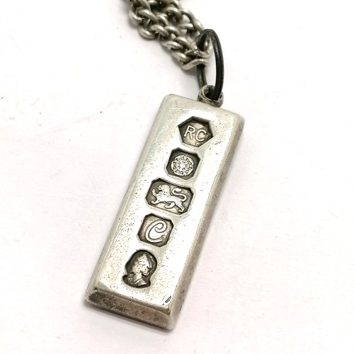 593 - 1977 silver ingot pendant by Carr's of Sheffield Ltd on an unmarked silver 56cm chain (a/f) ~ total ... 