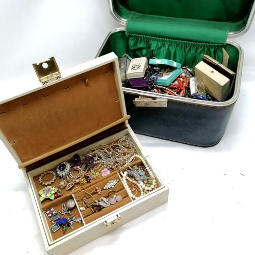 600 - Qty of costume jewellery inc boxed pair of silver earrings, silver and pearl necklace + matching ear... 