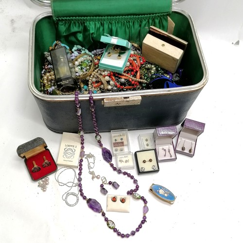 600 - Qty of costume jewellery inc boxed pair of silver earrings, silver and pearl necklace + matching ear... 