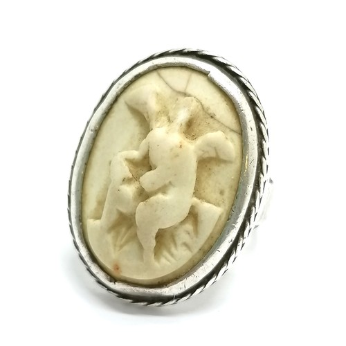 601 - Antique Roman hand carved marble cameo panel of a winged figure ring in later unmarked silver mount ... 