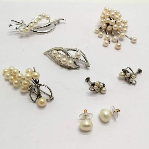 605 - 2 x silver marked pearl brooches, pair of 14ct gold pearl studs t/w 2 brooches (1 pearl missing from... 