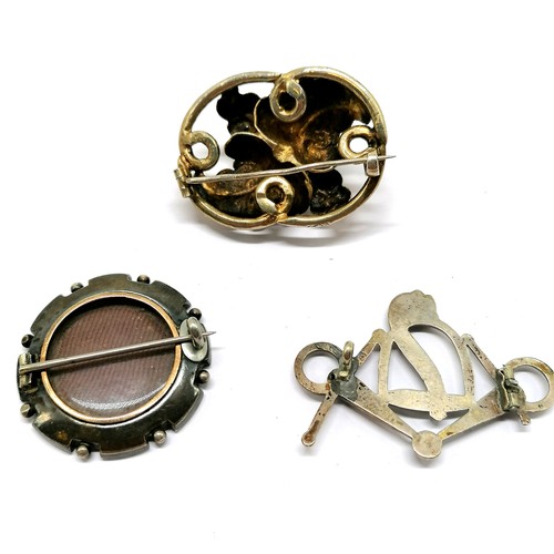 619 - 3 x unmarked antique silver brooches - total weight 24g ~ silver gilt stone set brooch 3.8cm, 1 lack... 