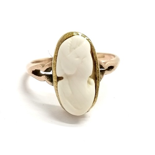 628 - Antique 9ct hallmarked gold hand carved cameo ring - size M½ & 2.6g total weight ~ has wear to cameo