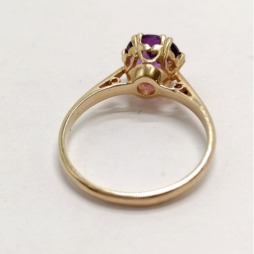 633 - Unmarked gold amethyst solitaire ring - size K½ & 1.7g total weight