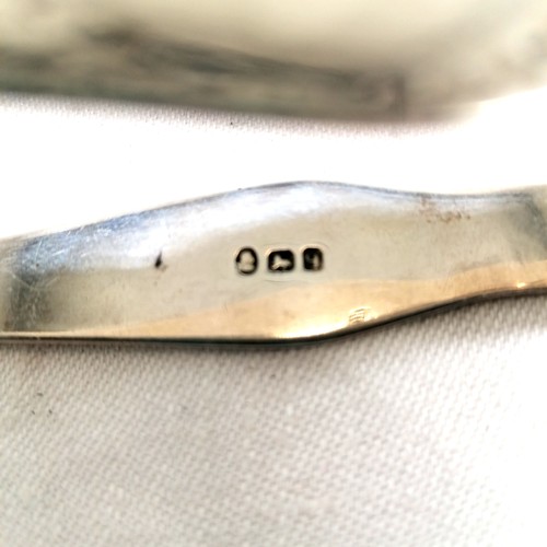 817 - 2 x silver sugar nips (inc Georgian) t/w 5 x silver spoons ~ total weight 125g