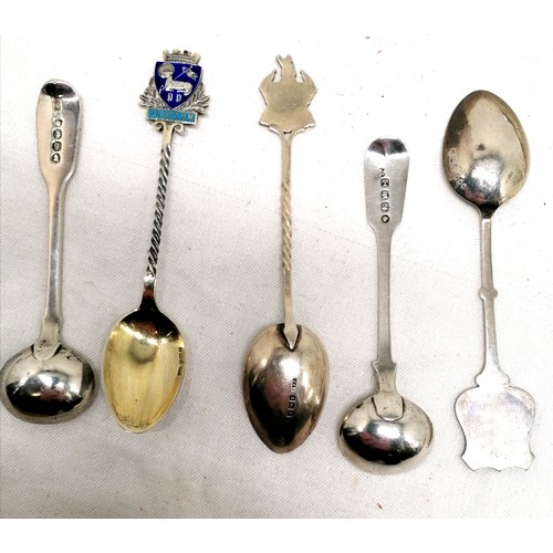 817 - 2 x silver sugar nips (inc Georgian) t/w 5 x silver spoons ~ total weight 125g