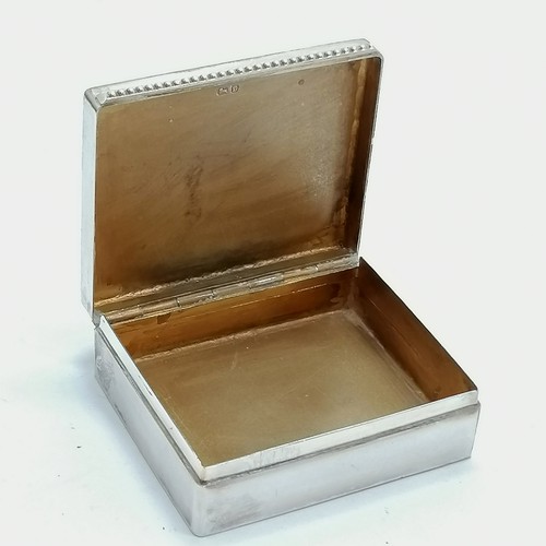 832 - Silver box with engraved decoration to lid - 6cm x 5cm x 2cm & 77g ~ marks rubbed