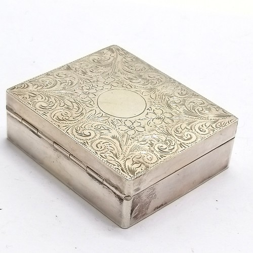 832 - Silver box with engraved decoration to lid - 6cm x 5cm x 2cm & 77g ~ marks rubbed