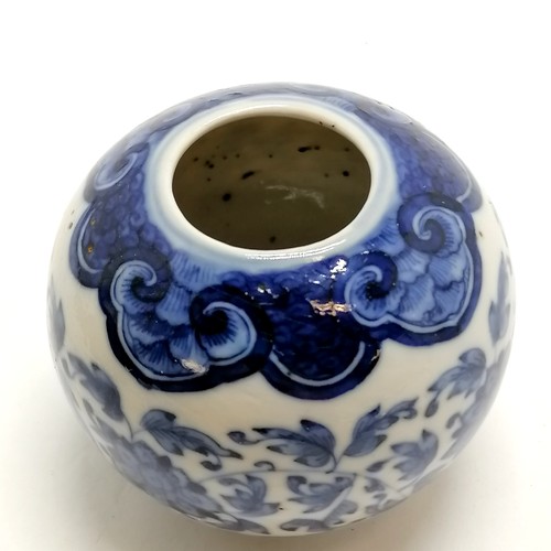 218 - Antique Chinese miniature blue & white decorated pot with 6 character mark to base - 4cm high & no o... 