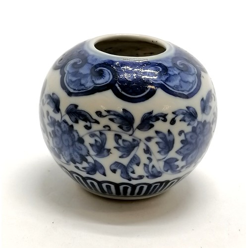 218 - Antique Chinese miniature blue & white decorated pot with 6 character mark to base - 4cm high & no o... 