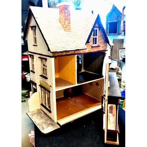 439 - Vintage dolls house on 3 floors containing numerous miniature dolls house items inc bathroom suite, ... 