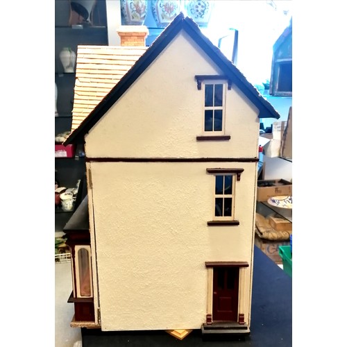 439 - Vintage dolls house on 3 floors containing numerous miniature dolls house items inc bathroom suite, ... 