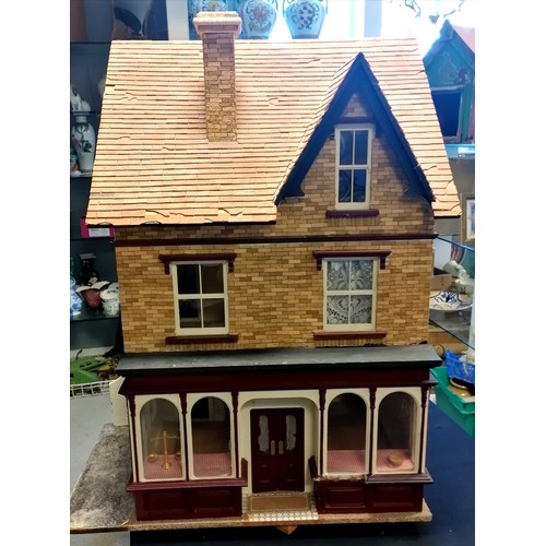 439 - Vintage dolls house on 3 floors containing numerous miniature dolls house items inc bathroom suite, ... 