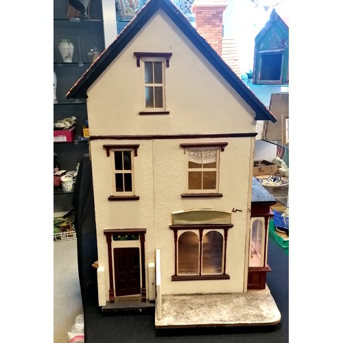 439 - Vintage dolls house on 3 floors containing numerous miniature dolls house items inc bathroom suite, ... 