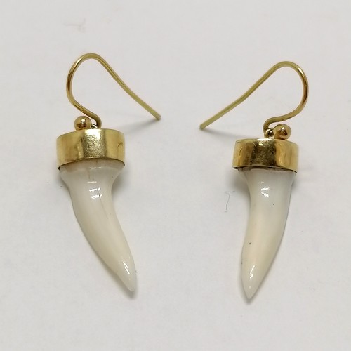 543 - Pair of 18ct hallmarked gold shark tooth earrings - 3.5cm drop & 3.2g total weight