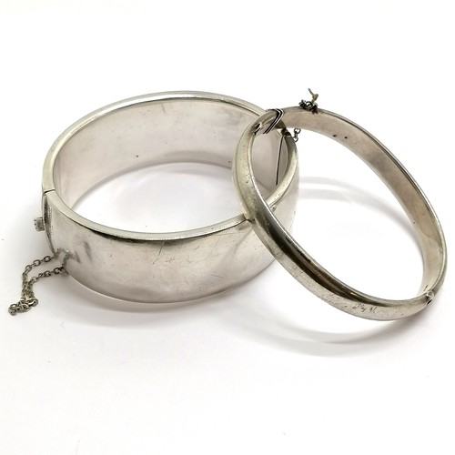 552 - 2 x silver hallmarked bangles - 47g & larger bangle has dents