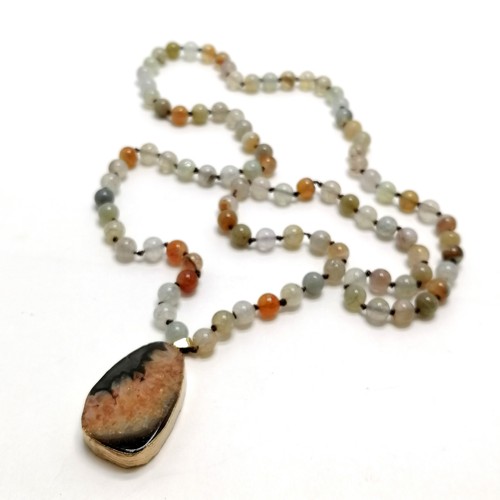 554 - Long hardstone / agate bead necklace (90cm) with agate geode pendant