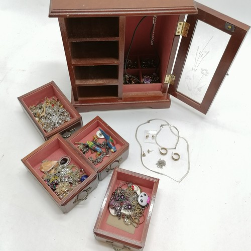 573 - Wooden jewellery table cabinet (25cm x 22cm x 13cm) inc 3 pairs of gold earrings (3g total weight), ... 