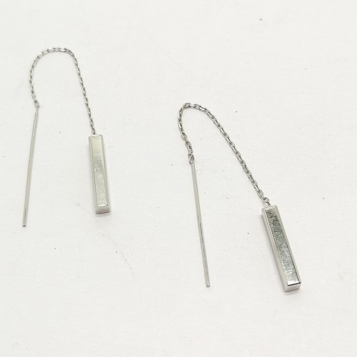 587 - Pair of 9ct marked white gold earrings - 1g & total length 9cm - SOLD ON BEHALF OF THE NEW BREAST CA... 