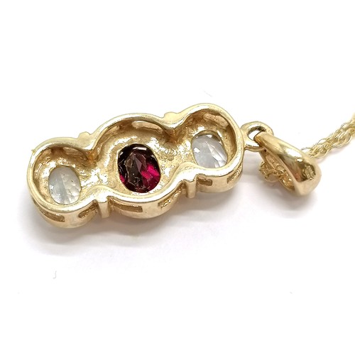 608 - 9ct hallmarked gold garnet + white stone pendant (2.5cm) on a 9ct marked gold 44cm chain - total wei... 