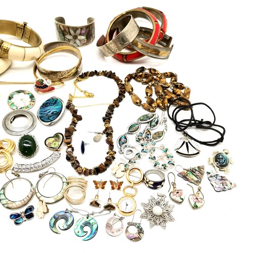 617 - Qty of costume jewellery mostly a/f inc hand lens (missing glass), Ikita pendant etc - SOLD ON BEHAL... 