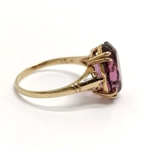 619 - 9ct marked gold purple stone set ring - size Q½ & 2.6g total weight ~ stone has chip at 1 end