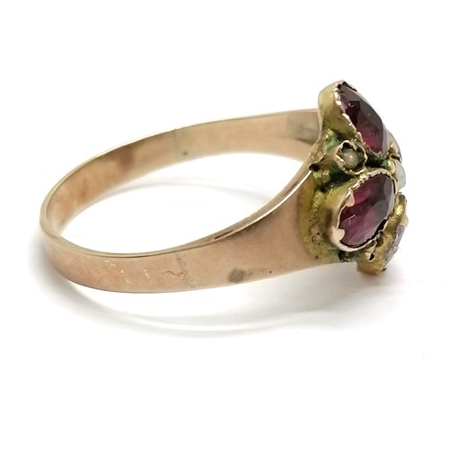 636 - Antique unmarked garnet & pearl set ring - size P & 2.1g total weight & has old sizing mark to shank