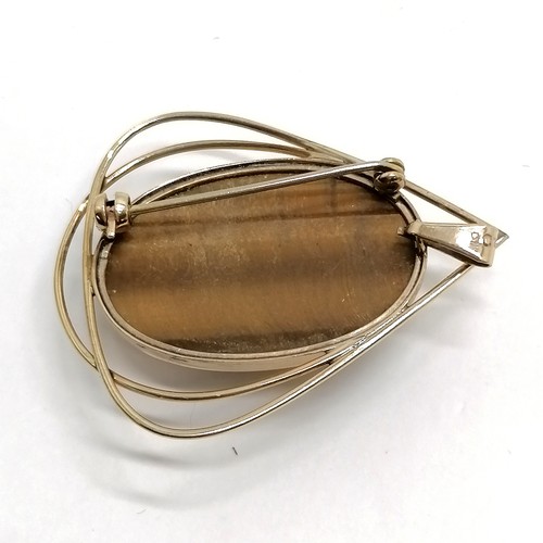 641 - 9ct marked gold cabochon tigers eye stone set pendant - 4cm drop & 13.8g total weight