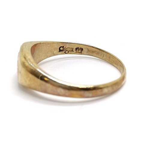 666 - Clogau 9ct hallmarked Welsh gold signet ring with rose gold inset dragon detail - size Z & 5.8g