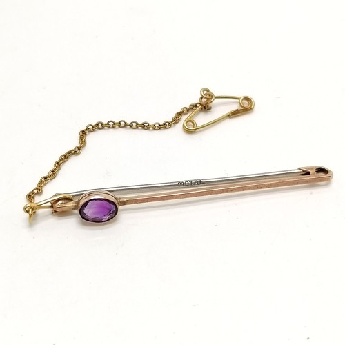 689 - 9ct marked gold amethyst stone set bar brooch (with metal pin) - 4.5cm & 1.6g total weight in a Garr... 