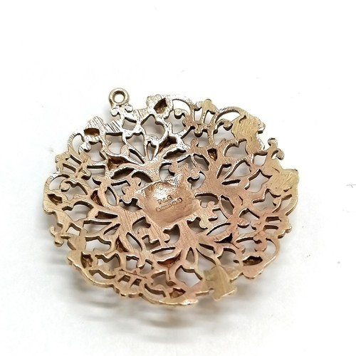 691 - 9ct hallmarked rose gold pendant - 3cm diameter & 5.8g