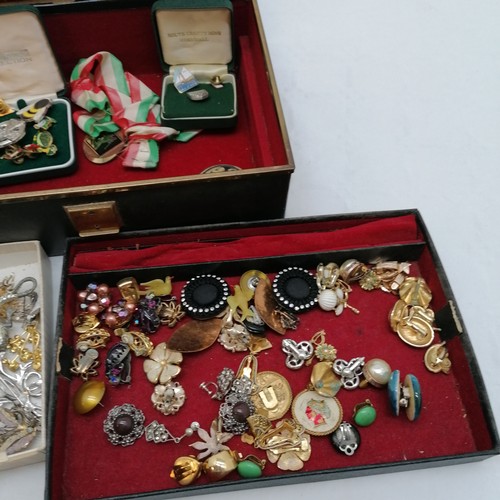 725 - Qty of costume jewellery inc clip-on earrings, costume brooches t/w badges in a black box with detac... 