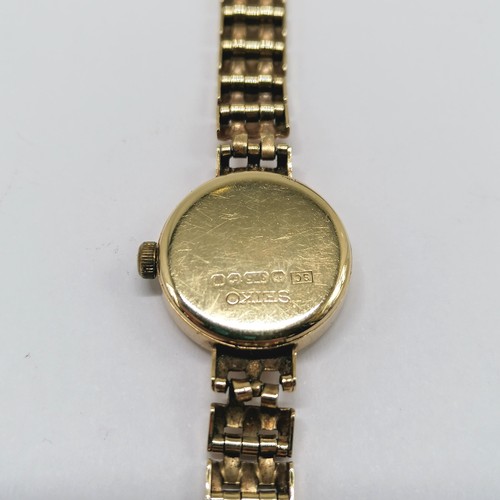 737 - Ladies 9ct gold Seiko quartz wristwatch on integral gold bracelet (total weight 12.9g & has fracture... 