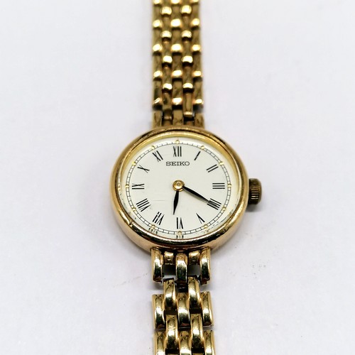 737 - Ladies 9ct gold Seiko quartz wristwatch on integral gold bracelet (total weight 12.9g & has fracture... 