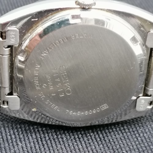 763 - Seiko quartz gents wristwatch in stainless steel ref 5090 34mm case - Running but has marks to glass... 