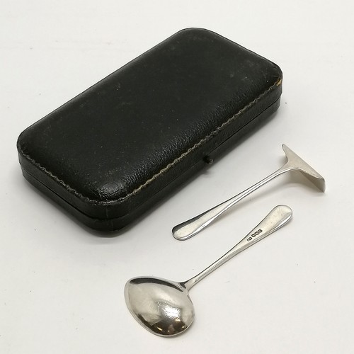 812 - Cased silver hallmarked spoon and pusher set 30g & in good used condition