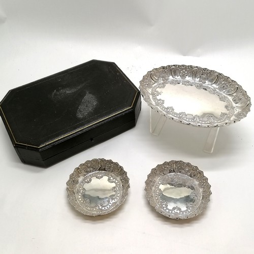 813 - Impressive Victorian cased set of 3 silver hallmarked embossed dishes by Charles Edwards & retailed ... 