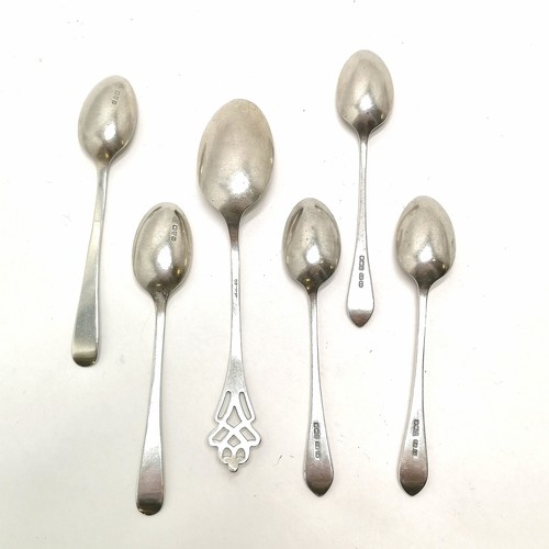 833 - 6 silver hallmarked teaspoons, longest (14cm) with pierced detail to handle 78g.