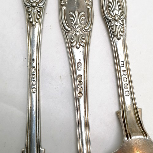 849 - Cased matched set of 3 x silver Victorian fish servers and William IV (& Mary) stuffing spoon (30cm)... 