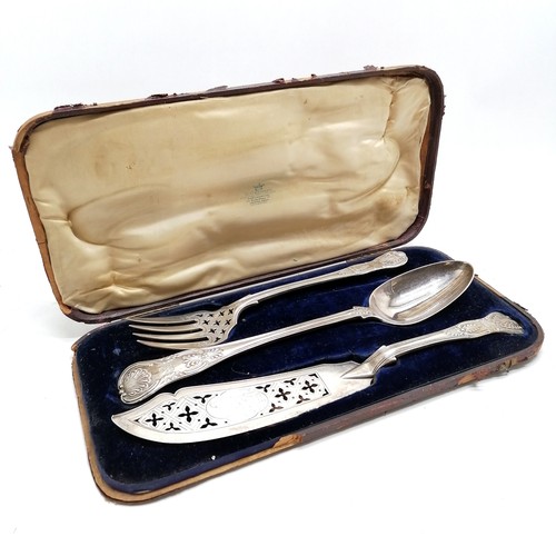 849 - Cased matched set of 3 x silver Victorian fish servers and William IV (& Mary) stuffing spoon (30cm)... 