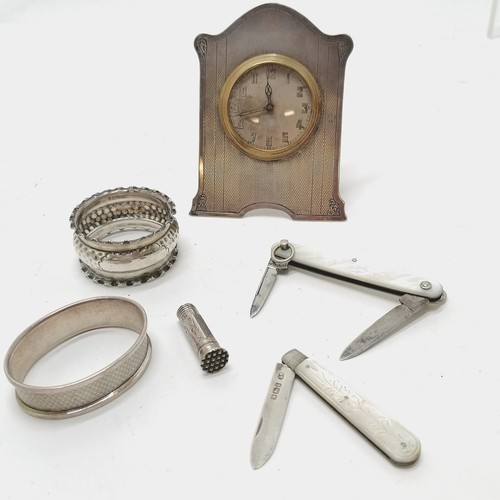 861 - Antique silver framed easel stand clock, 2 x silver napkin rings (25g) etc