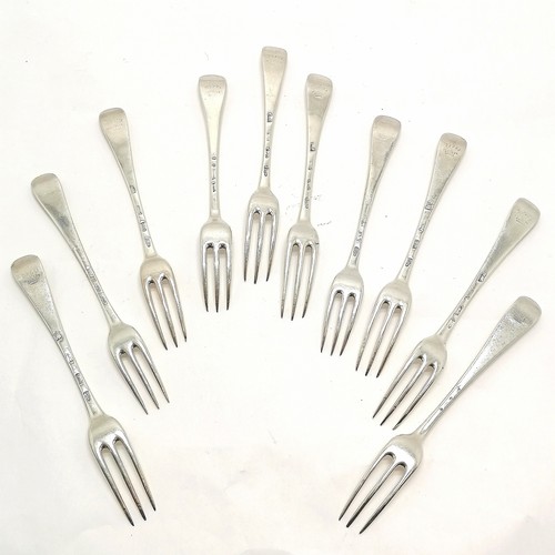 870 - 10 x mid 18th century sterling silver 3 pronged forks inc by Isaac Callard - 16cm long & 346g